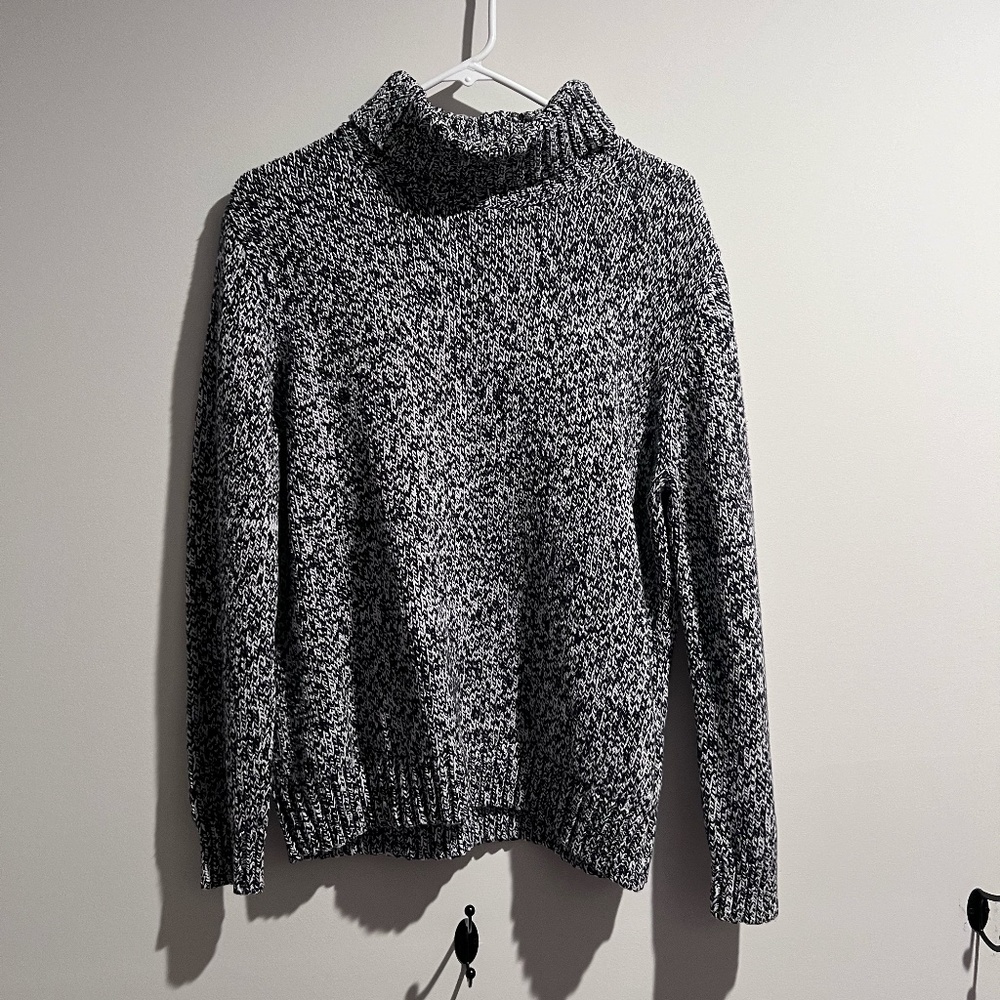 XL Land's End thick sweater in a classic gray and white design